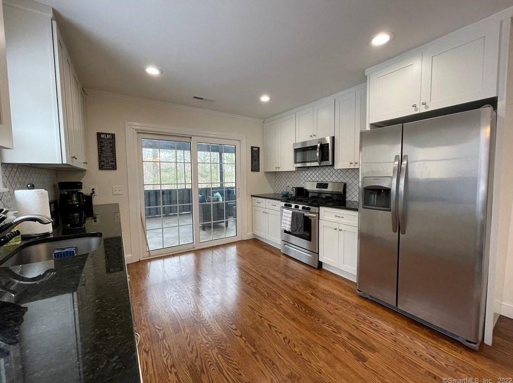 6 Little Fox Run, Huntington, CT 06484