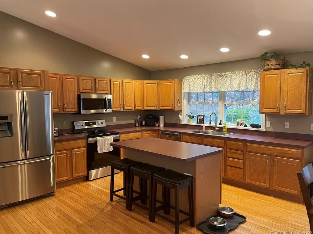 37 Prentice St, Taftville, CT 06380-1225