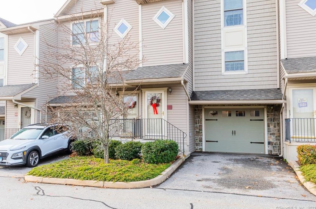 64 Scotch Cap Rd #106, Quaker Hill, CT 06375