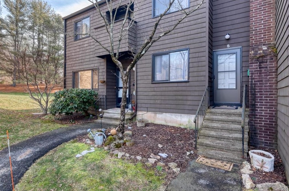 5 Hampton Park, Branford, CT 06405-2204