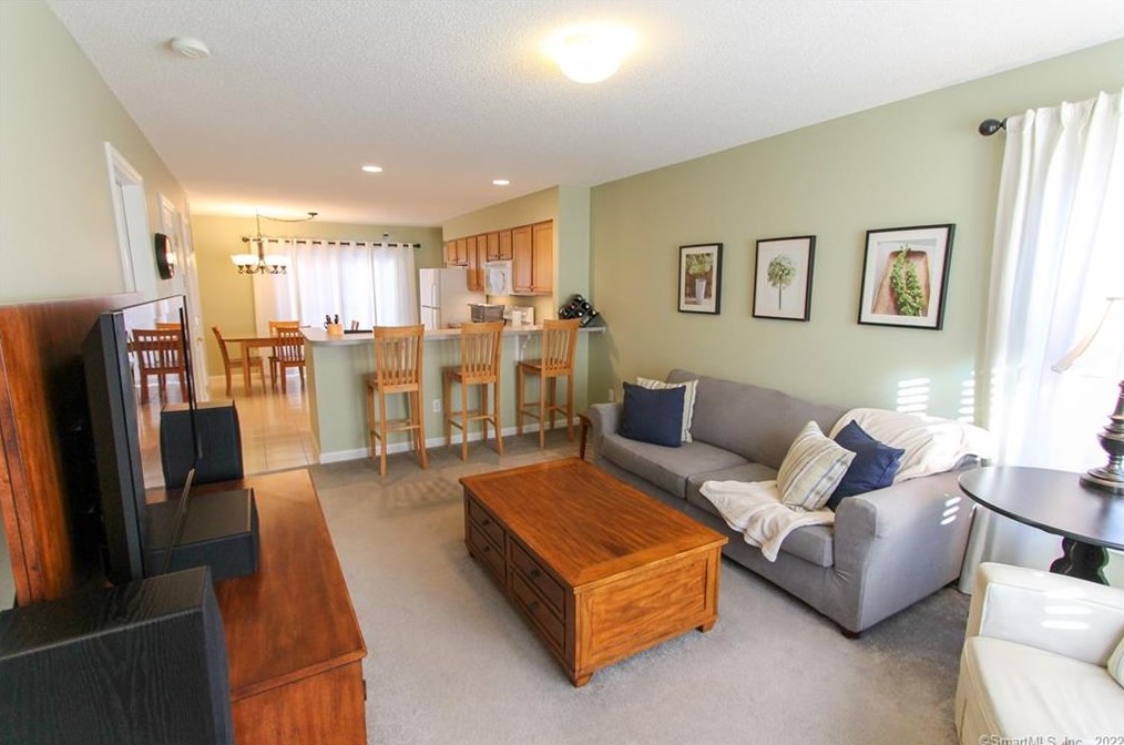 2 Finch Blvd, Unionville, CT 06085-1585