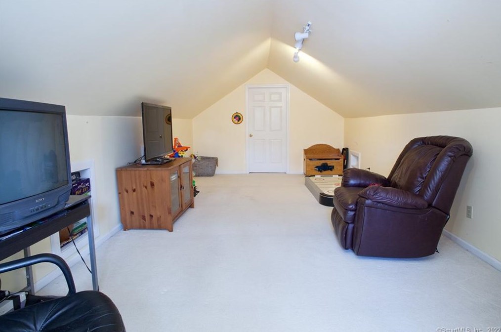 219 Arch Rd, Avon CT 06001-4209 exterior