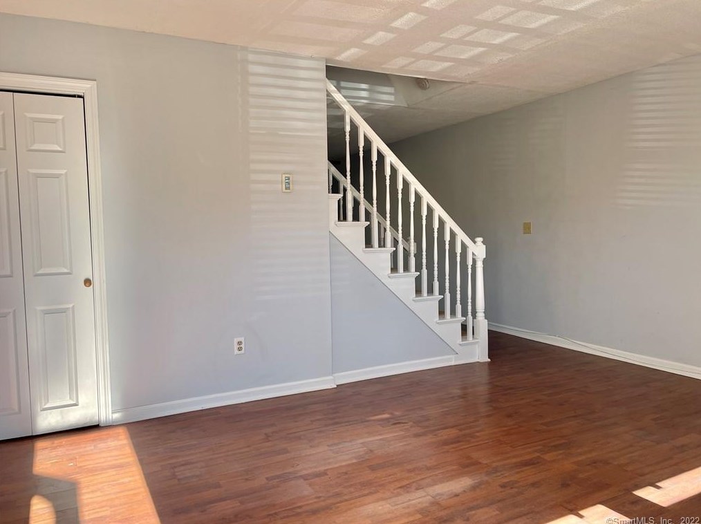 127 Black Point Rd Apt 7, Niantic, CT 06357