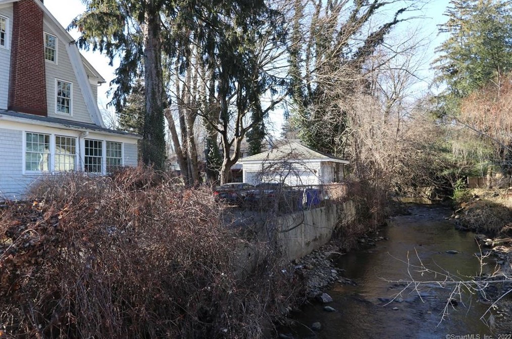 42 Brookview Ave, Fairfield CT  06825-1833 exterior