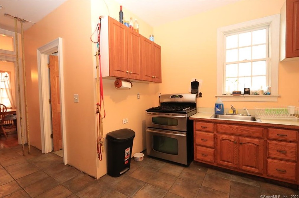 42 Brookview Ave, Fairfield CT  06825-1833 exterior