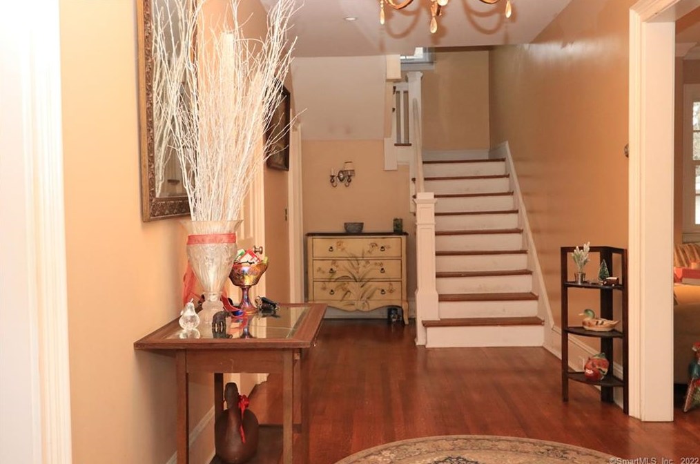 42 Brookview Ave, Fairfield CT  06825-1833 exterior