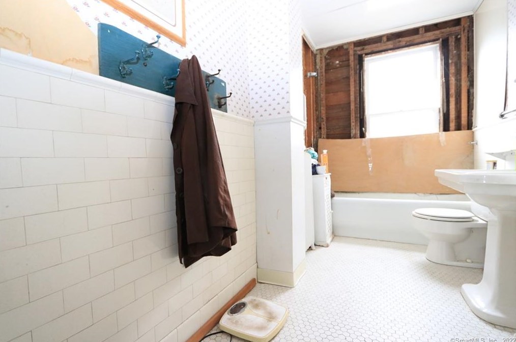 42 Brookview Ave, Fairfield CT  06825-1833 exterior