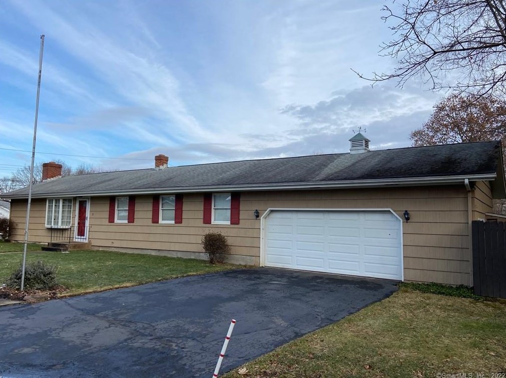3 Village Cir, New Haven, CT 06514-3343