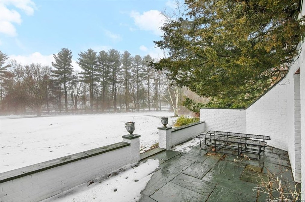 2100 St, Fairfield CT 06824-1739 exterior