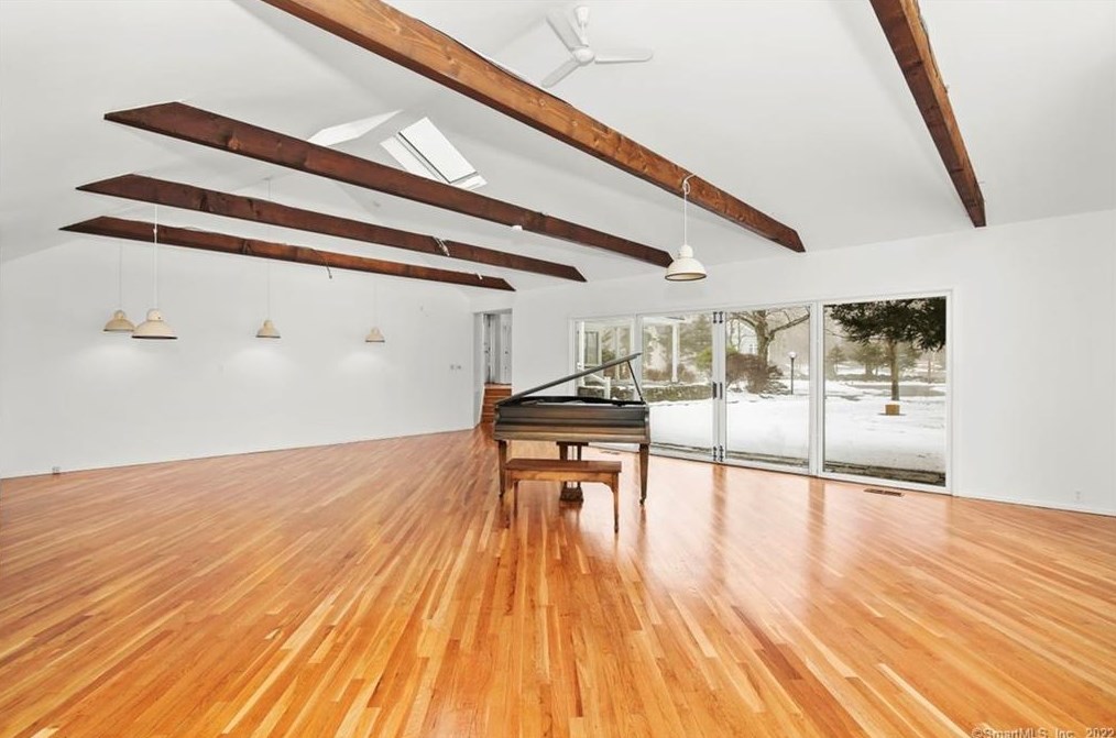 2100 St, Fairfield CT 06824-1739 exterior