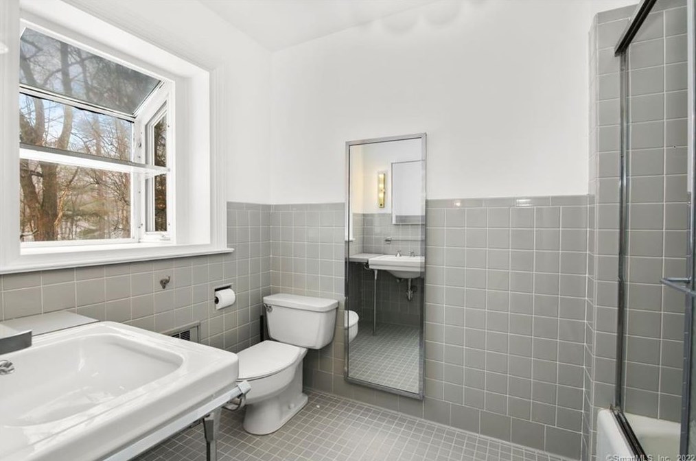 2100 St, Fairfield CT 06824-1739 exterior