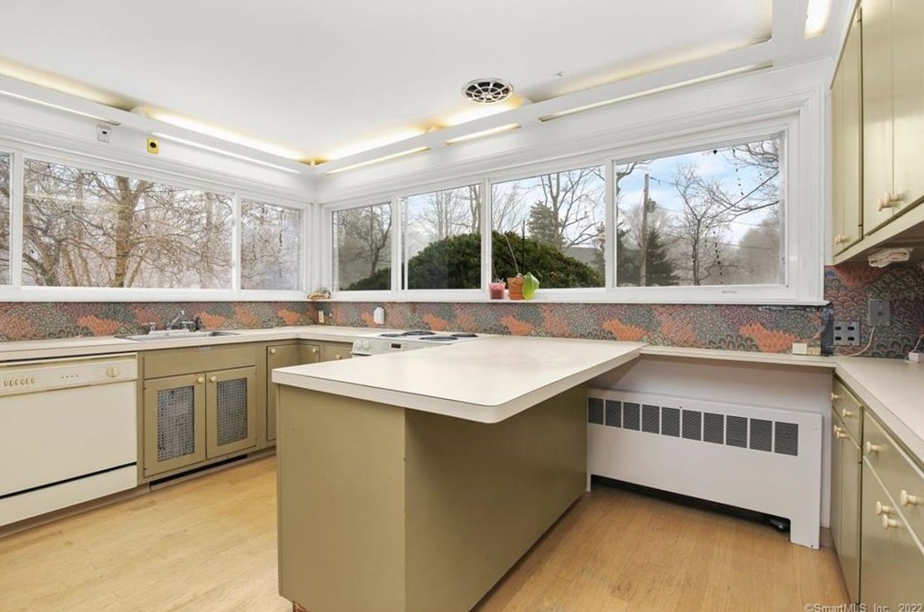 2100 St, Fairfield CT 06824-1739 exterior