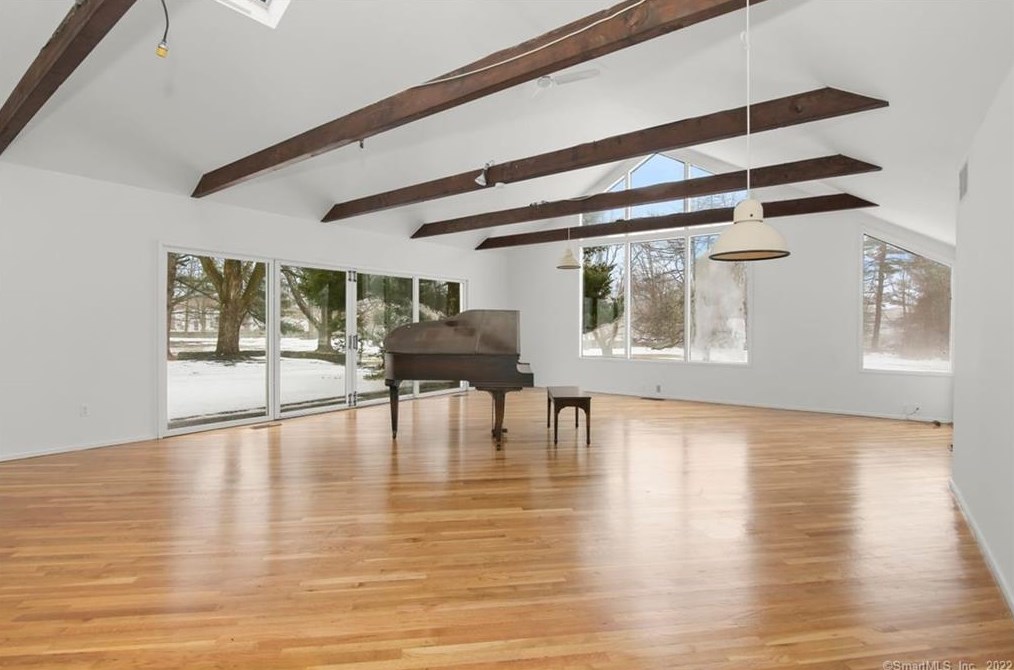 2100 St, Fairfield CT 06824-1739 exterior