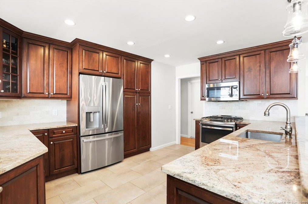 41 Windsor Ln, Cos Cob, CT 06807