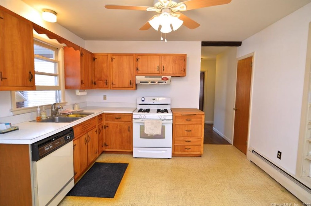 15 Borough Ln, Newtown, CT 06470