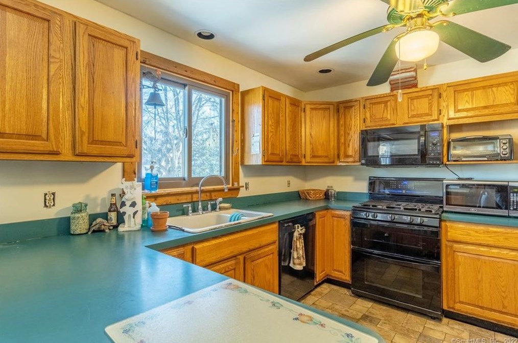 40 Birch Dr, Plantsville, CT 06479