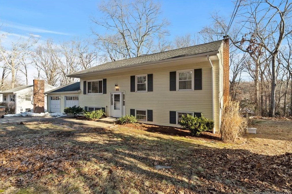 20 Hillwood Dr, Niantic, CT 06357