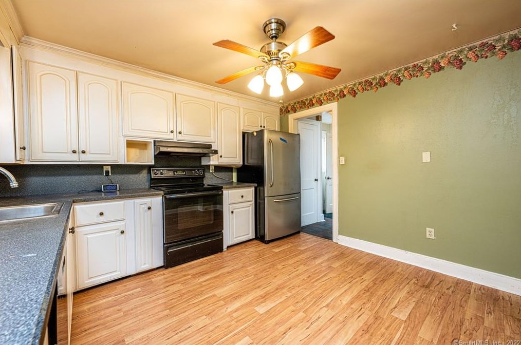 140 Lakeview Ter, New Haven CT 06515-1813 exterior