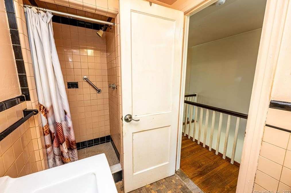 140 Lakeview Ter, New Haven CT 06515-1813 exterior