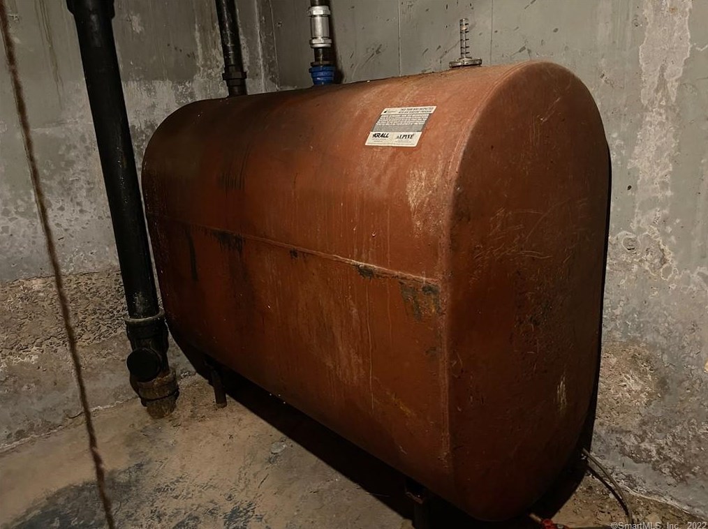 140 Lakeview Ter, New Haven CT 06515-1813 exterior