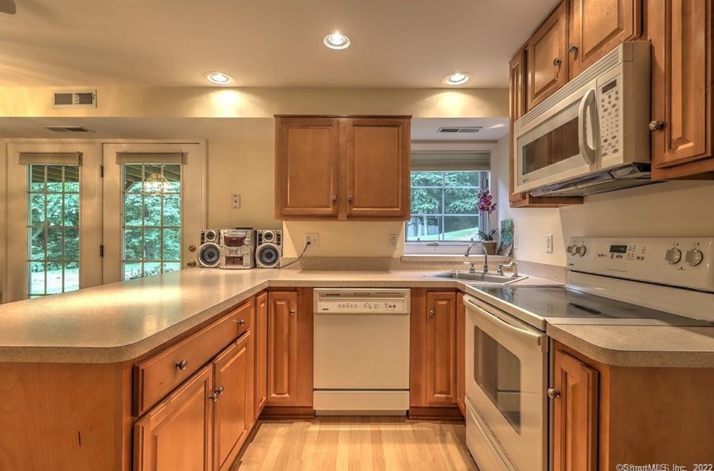 18 Gaylor Dr, Upper Stepney, CT 06468