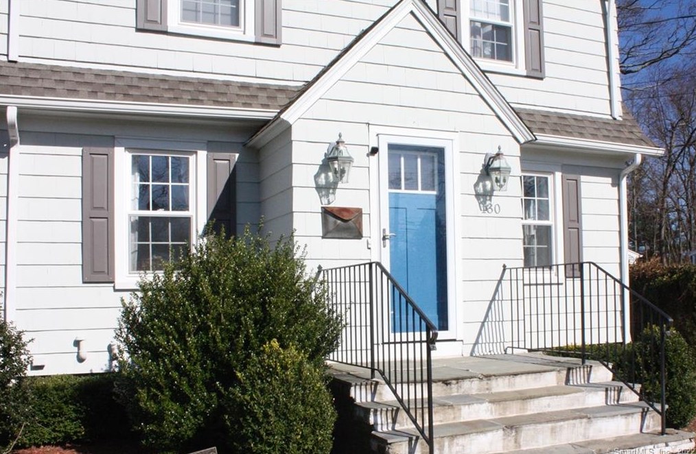 130 Crestwood Rd, Fairfield, CT 06824-7607