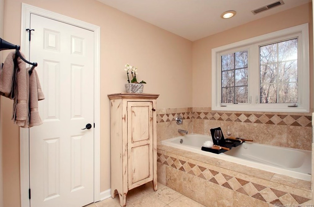 73 Frd Rd, New Haven CT 06525-1721 exterior