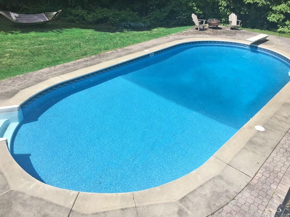 23 Split Rock Rd, Newtown, CT 06470 exterior