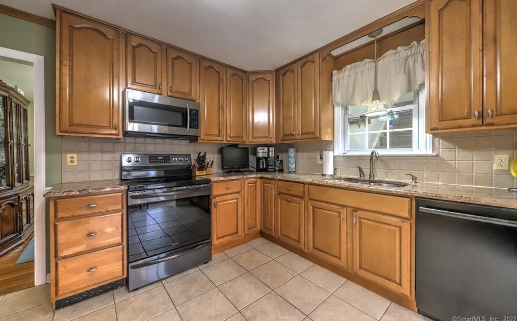 132 Mohegan Rd, Huntington, CT 06484