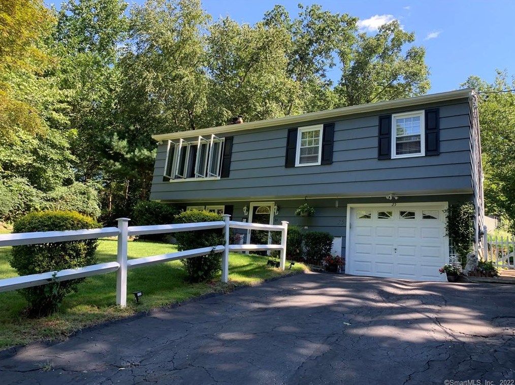 25 Kanungum Trl, Huntington, CT 06484-4905