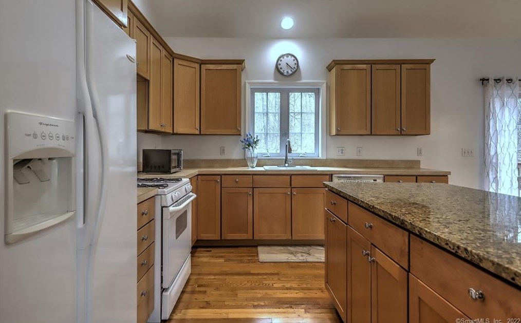 10 St, New Haven CT 06525-2129 exterior