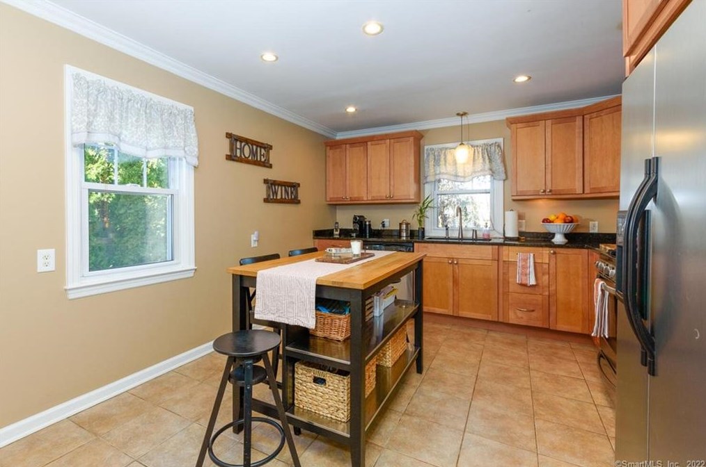 456 Prospect Dr, Stratford CT 06615-7938 exterior