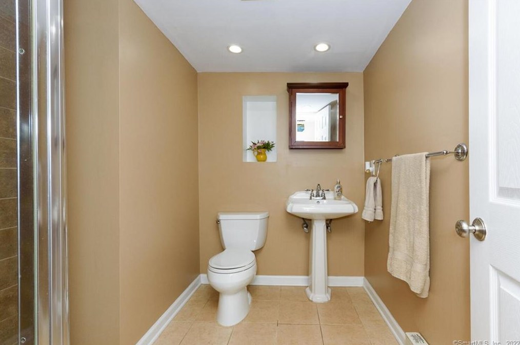 456 Prospect Dr, Stratford CT 06615-7938 exterior