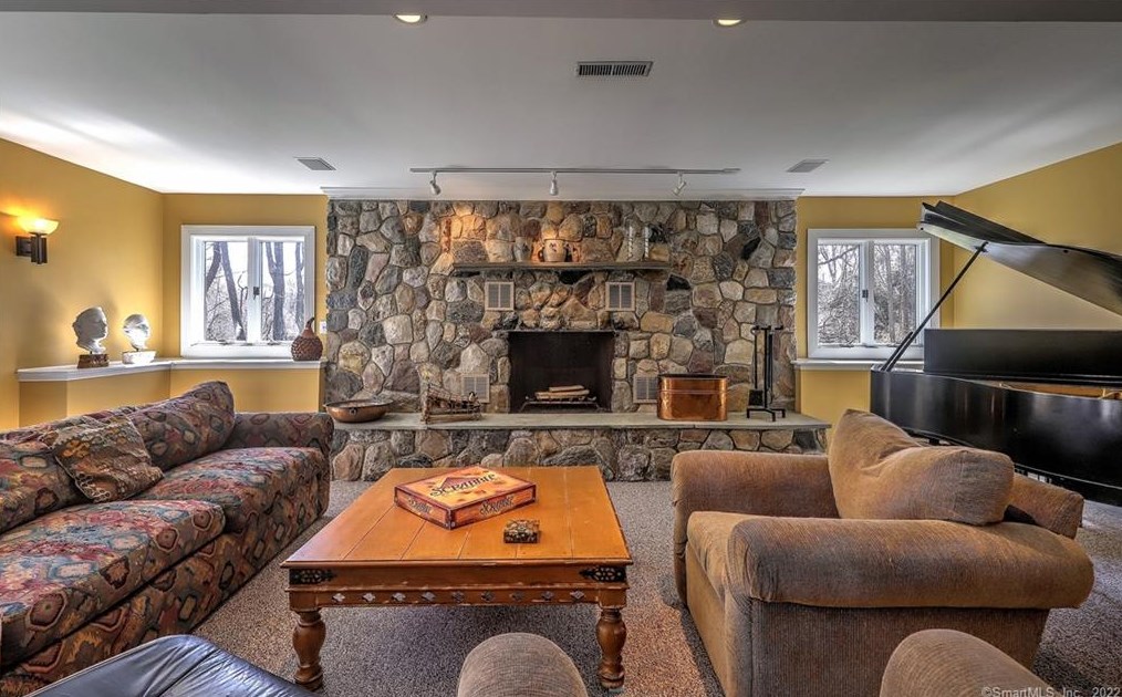 121 Frd Rd, New Haven CT 06525-1733 exterior