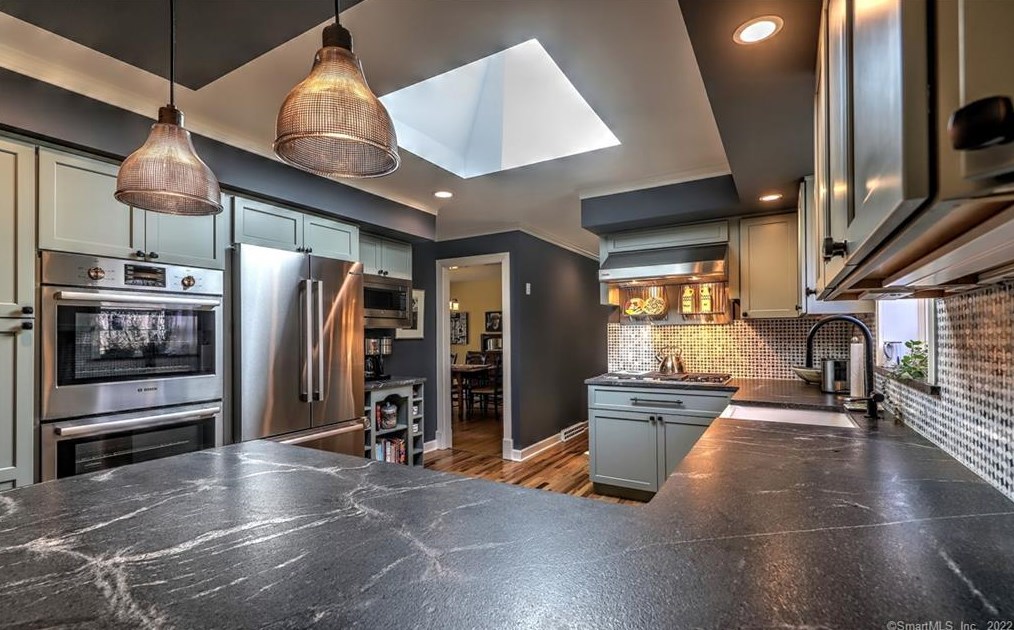 121 Frd Rd, New Haven CT 06525-1733 exterior