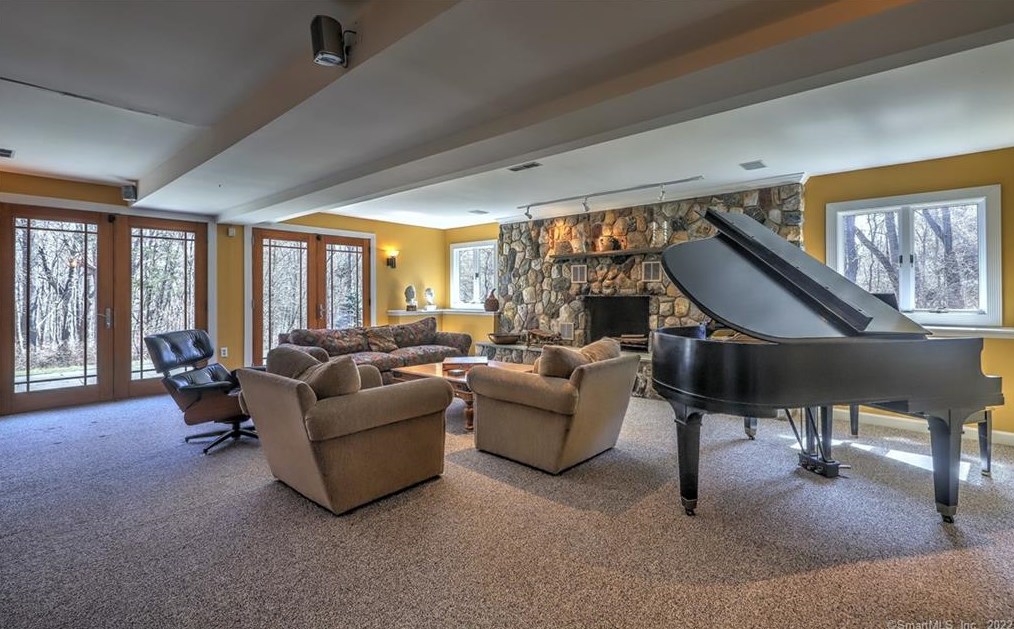 121 Frd Rd, New Haven CT 06525-1733 exterior