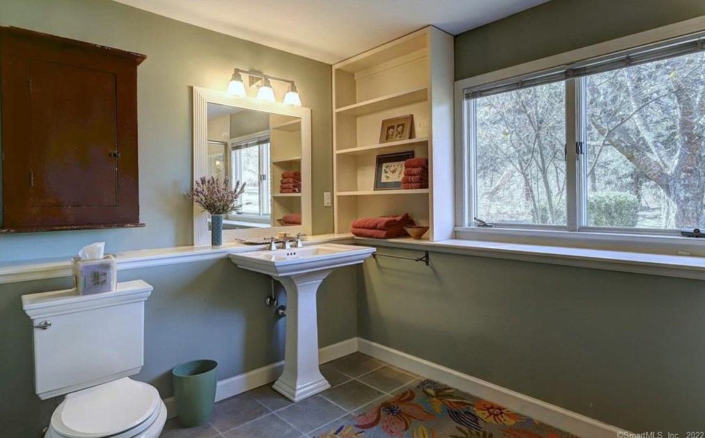 121 Frd Rd, New Haven CT 06525-1733 exterior