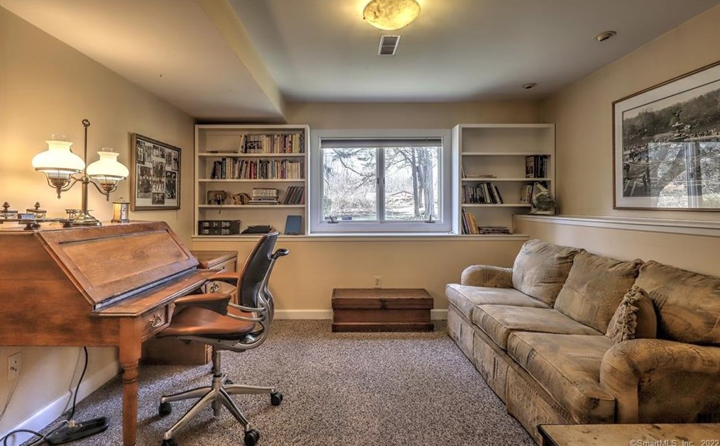 121 Frd Rd, New Haven CT 06525-1733 exterior