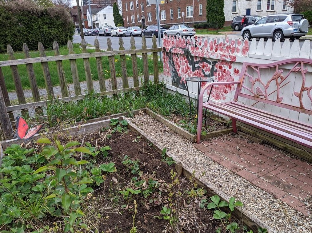 246 Collins St, Hartford CT 06105-1556 exterior