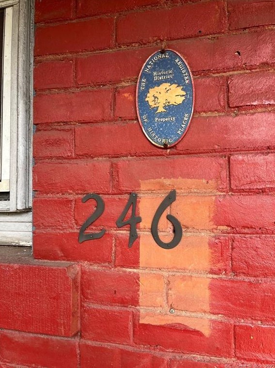 246 Collins St, Hartford CT 06105-1556 exterior