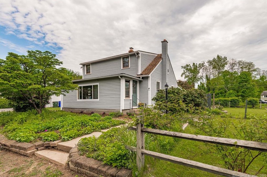 7 Old Canton Rd, Collinsville, CT 06019