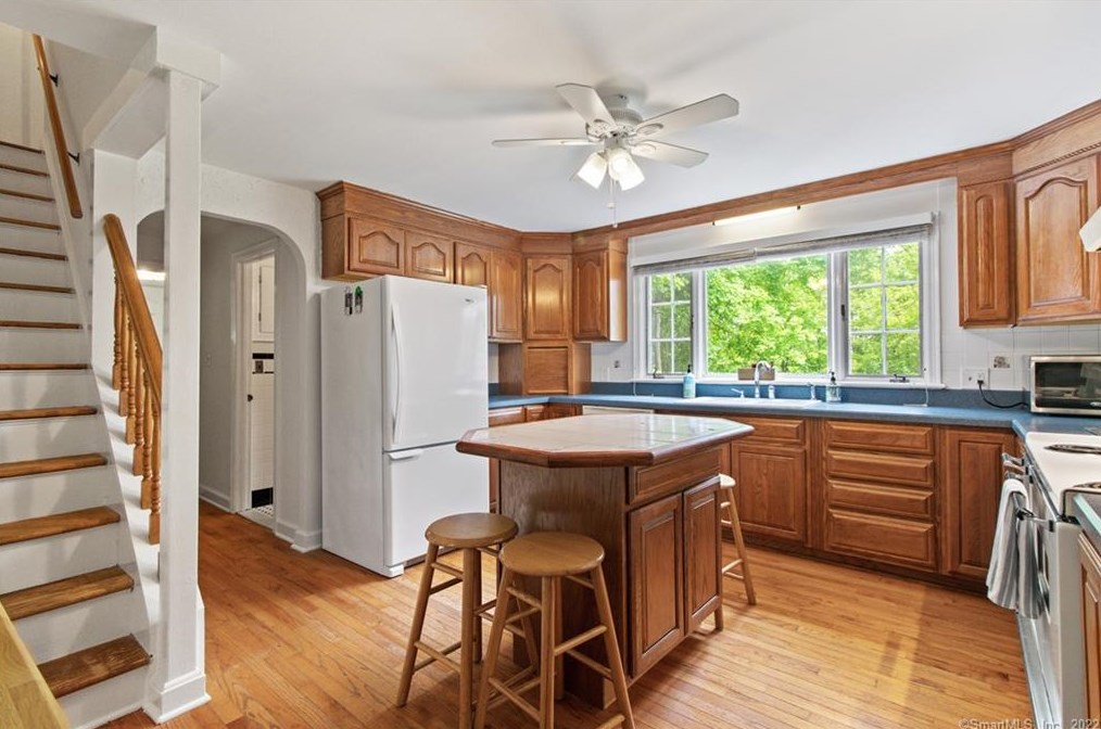 57 Lakeview Ave, New Haven CT 06516-1027 exterior