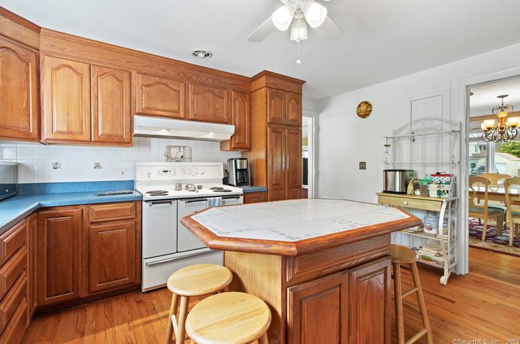 57 Lakeview Ave, New Haven CT 06516-1027 exterior