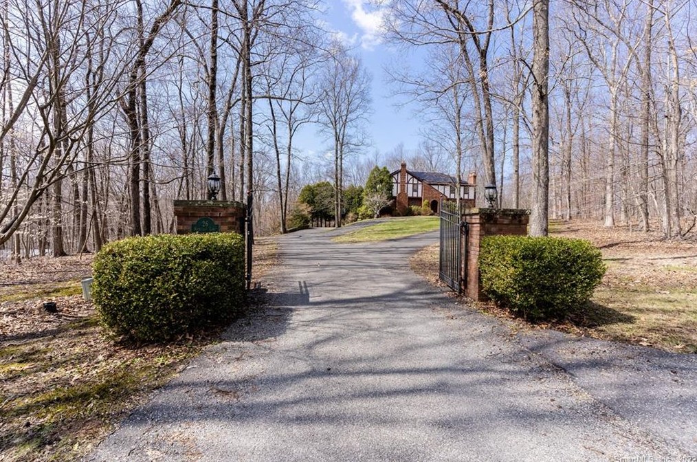 26 Rockledge Ln, Northville, CT 06776-3949