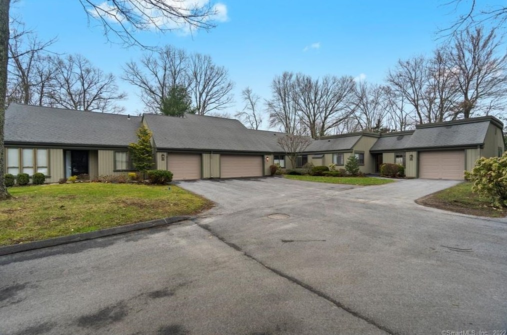 1-C Heritage Crst, Southbury, CT 06488-1367