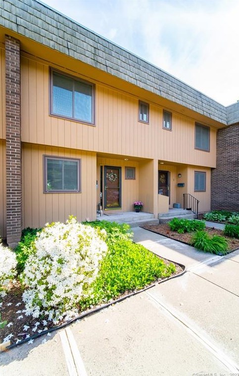 9 Golden Ct, Cromwell, CT 06416-1831