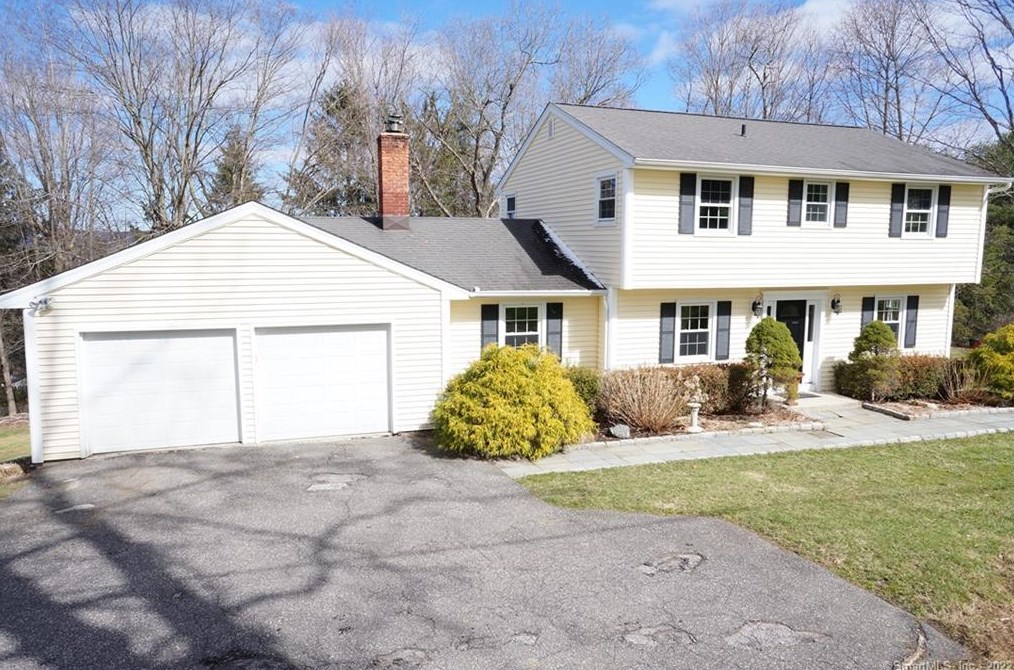 9 Juniper Ln, Brookfield Center, CT 06804