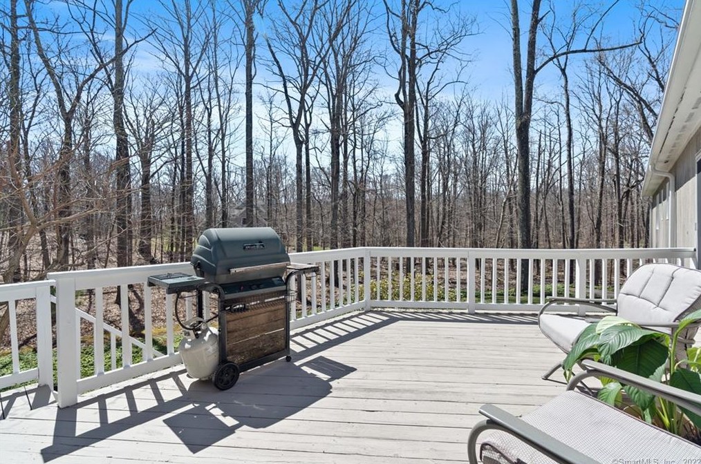 129 Peck Hl Rd, New Haven CT 06525-1009 exterior