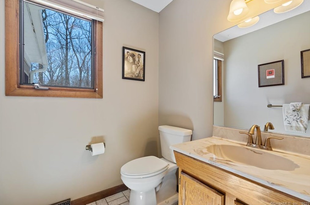 129 Peck Hl Rd, New Haven CT 06525-1009 exterior