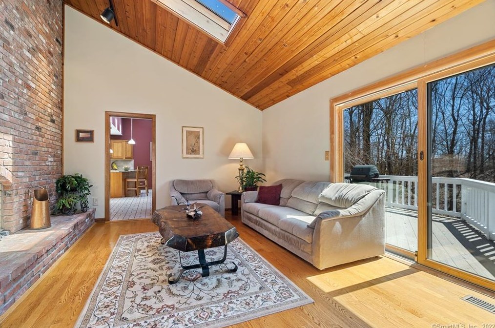 129 Peck Hl Rd, New Haven CT 06525-1009 exterior